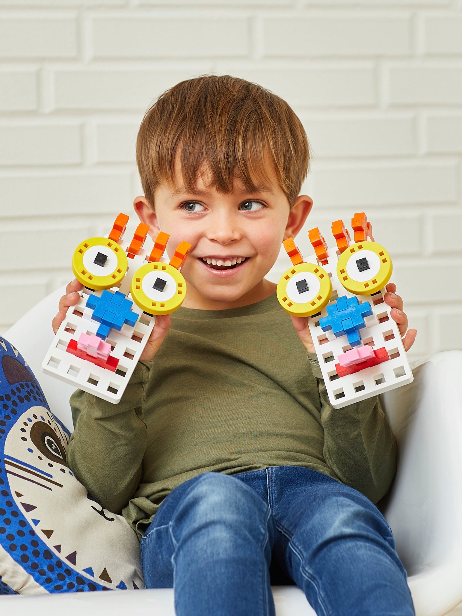 BIG Wheels – 4 Red wheels with 4 blue and 4 yellow hubs